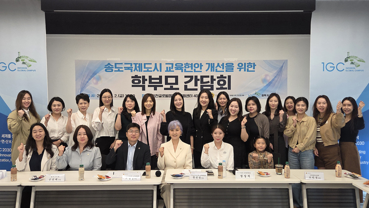 인천시의회 정선영, 정채훈 의원이 송도지역 학부모들과 '송도국제도시 교육현안 개선을 위한 학부모 간담회'를 진행했다. 제공=인천시의회