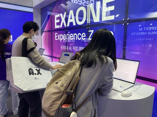 7일 서울 강남구 코엑스에서 열린 'AI 페스타 2026' LG AI연구원 부스에서 관람객들이 엑사원(EXAONE)을 체험하고 있다. 사진=이수진 인턴기자