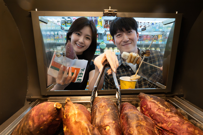 세븐일레븐 모델들이 겨울철 대표 간식인 군고구마와 함께 포즈를 취하고 있다.