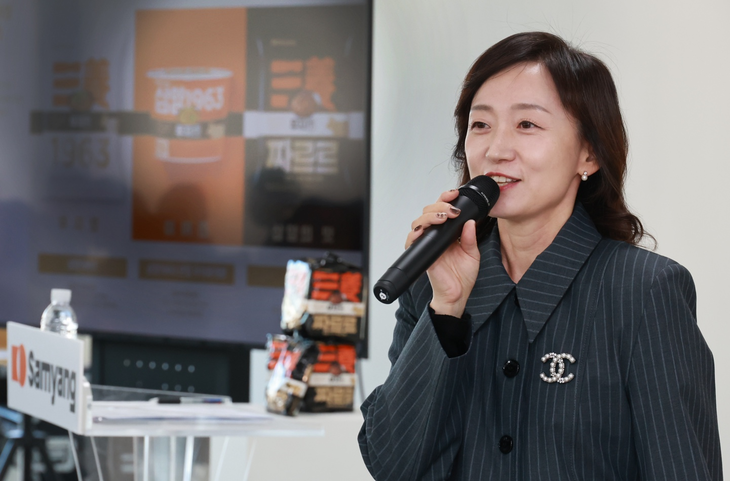 미디어 시식회에서 채혜영 상품본부장이 제품 기획 배경과 브랜드 콘셉트 등을 소개하고 있다