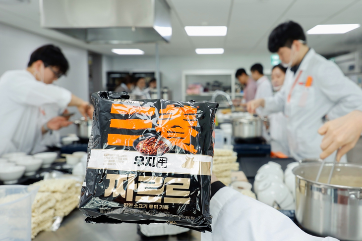 미디어 시식회에서 연구원들이 제품을 조리하고 있다