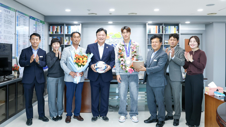 성수석 이천시장과 이천시 관계자들이 '2026 아이치-나고야 아시안게임'에서 메달을 획득한 이천 출신 선수와 기념촬영을 하고 있다. 제공=이천시