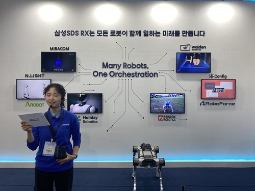 7일 서울 강남구 코엑스에서 열린 'AI 페스타 2026' 삼성SDS 부스에서 관계자가 로봇 통합 운영 기술 'RX(로봇 전환)'를 소개하고 있다. 삼성SDS는 제조