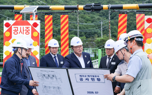 성수석 이천시장이 매곡교 재가설공사 현장을 찾아 공사 진행 상황을 점검하고 있다. 제공=이천시