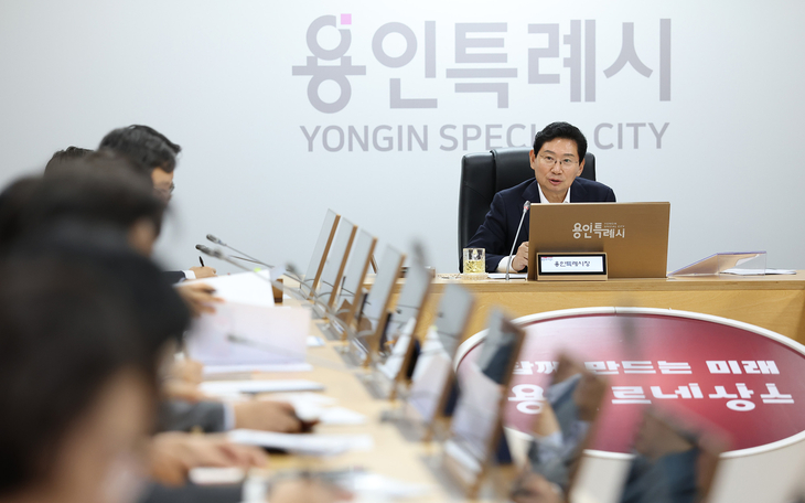 이상일 용인시장이 6일 시청 영상회의실에서 열린 간부공무원회의에서 주요 현안을 논의하고 있다. 제공=용인시