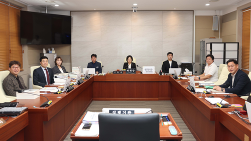 평택시의회 예산결산특별위원회 위원들이 회의장에서 예산 심의를 하고 있다. 제공=평택시의회