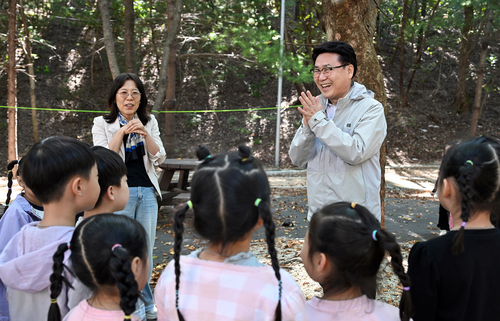 김원기 의정부시장 6일 의돌이어린이집 원아들과 직동근린공원에서 자연환경 체험