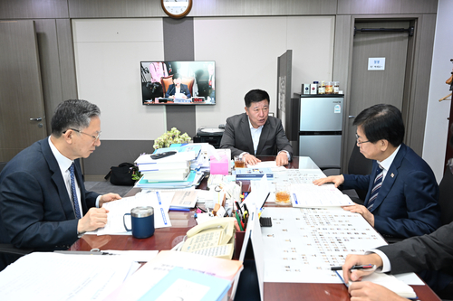 정덕영 양주시장-최교진 교육부 장관-정성호 국회의원 8일 국회에서 양주시 교육 현안 논의