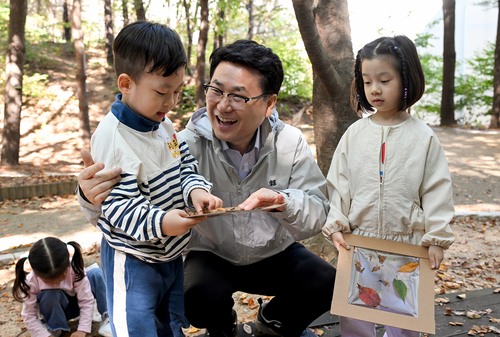 김원기 의정부시장 6일 의돌이어린이집 원아들과 직동근린공원에서 자연환경 체험