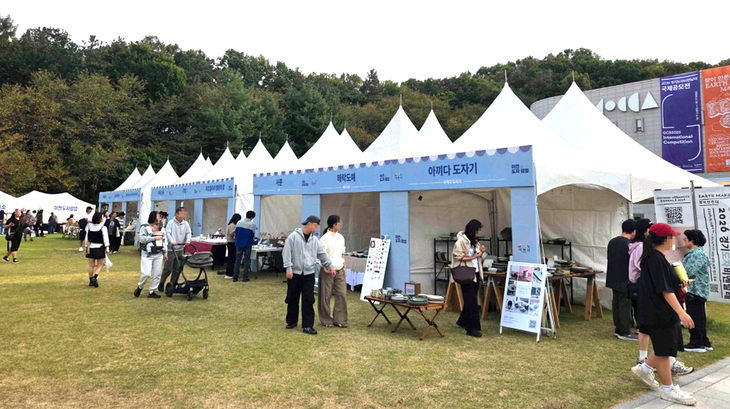 지난 10월 3일부터 4일까지 이천시 설봉공원 경기도자미술관 잔디광장에서 열린 '이천도자팝업' 행사장에서 방문객들이 도자·공예품 판매 부스를