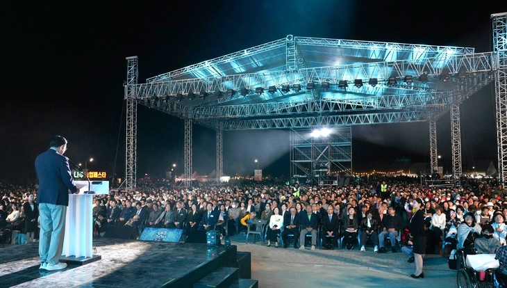 억만송이 꽃에 9만명 발길…나주 영산강축제 개막