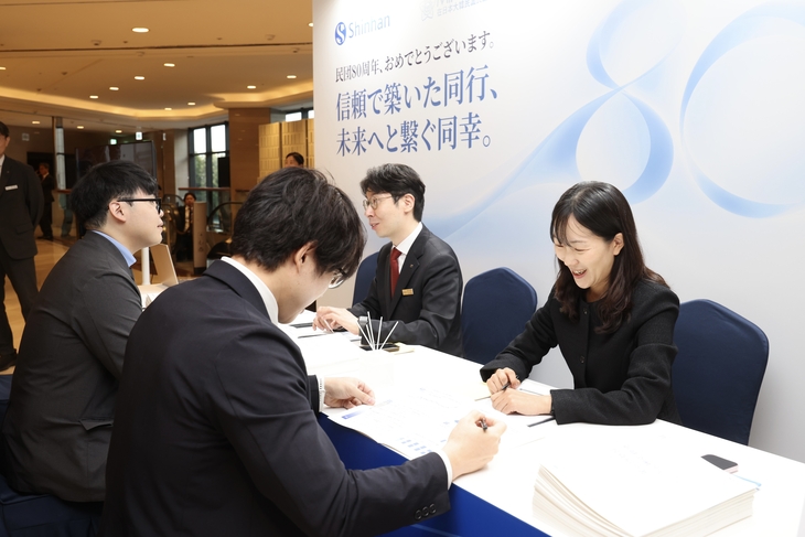 재일본대한민국민단 창단 80주년 행사에 마련된 신한금융그룹 홍보부스에서 재일동포들이 은행·증권계좌 개설 절차와 금융거래 방법 등에 대한 상담