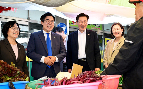 박찬대 인천시장이 8일 남동구 만수시장에서 상인들을 격려하고 인천e음 카드로 물품을 구매하고 있다. 제공=인천시