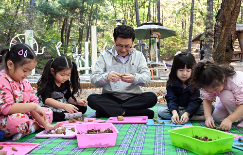 김원기 의정부시장 6일 의돌이어린이집 원아들과 직동근린공원에서 자연환경 체험
