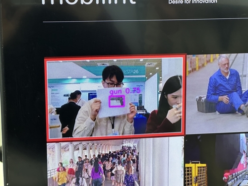 모빌린트가 'AI 페스타 2026'에서 선보인 영상 인식 시연. 카메라가 권총 그림을 인식하자 화면에 'gun 0.75'라는 결과가 표시됐다. 사진=김윤정 인턴