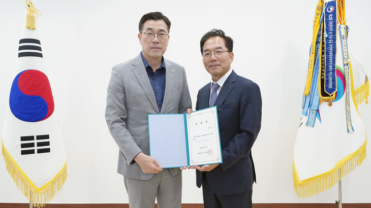 최원용 평택시장(왼쪽)이 7일 정광용 신임 평택산업진흥원장에게 임명장을 수여한 뒤 기념촬영을 하고 있다. 제공=평택시
