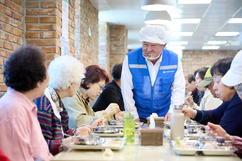 정덕영 양주시장 취임 100일 맞은 7일 희망노인복지관 점심 배식봉사 참여