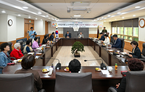 연천군의회 8일 대한노인회 연천군지회 노인대학생 그림책 출품작 전시 기념식 개최
