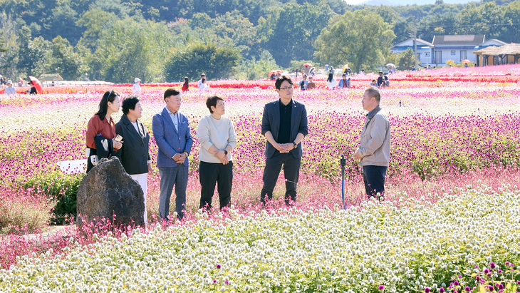 용인시의회 의원연구단체 '용인문화관광이음연구회' 소속 의원들이 철원군 고석정 꽃축제 현장에서 관계자로부터 관광시설 운영 현황에 대한 설명