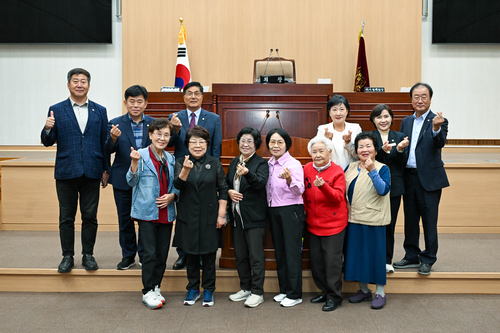 연천군의회 8일 대한노인회 연천군지회 노인대학생 그림책 출품작 전시 기념식 개최
