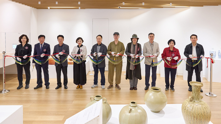 인천공예명장과 관계자들이 7일 서울 인사동 갤러리 은에서 열린 '두 번째 공명(工名)' 전시 개막식에서 테이프 커팅을 하고 있다. 제공=인천TP