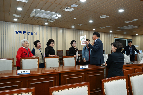 연천군의회 8일 대한노인회 연천군지회 노인대학생 그림책 출품작 전시 기념식 개최
