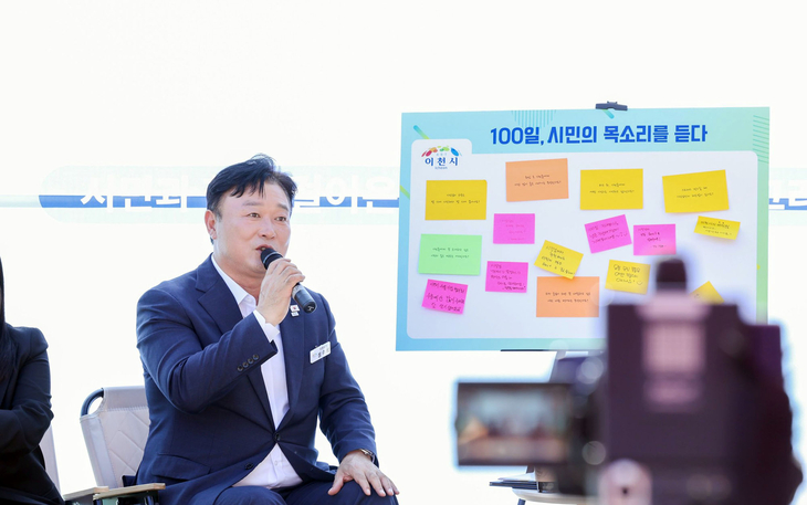성수석 이천시장이 8일 청년카페 이룸 앞 잔디광장에서 열린 취임 100일 기념 토크콘서트에서 시민들과 대화하고 있다. 제공=이천시