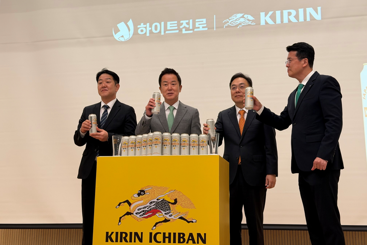 8일 경기도 용인시 하이트진로 연구소에서 열린 기자 간담회에서 하이트진로 관계자들이 기념촬영을 하고 있다. (왼쪽부터 하이트진로 김동우 전주공