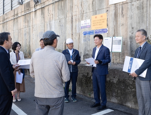 조용익 부천시장(오른쪽 두 번째) 7일 고강동 한일빌라가로주택정비사업 현장 점검