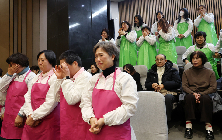 눈물 훔치는 학교급식 노동자들