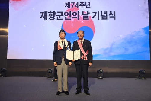 박형덕 동두천시장(오른쪽) 8일 2026년 대한민국 재향군인회 '향군대휘장' 수상