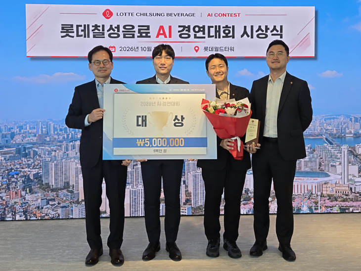 롯데칠성음료가 임직원 대상 '2026 AI 경연대회'를 열고 14개 팀을 시상했다.  왼쪽부터 박윤기 롯데칠성음료 대표이사, 조민규 생산기술팀 프로, 오동