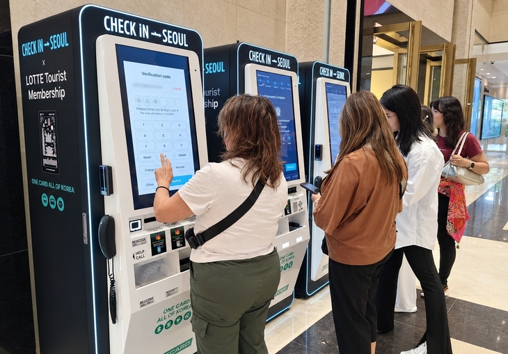 롯데백화점 '투어리스트 멤버십' 확대…외국인 선불카드 연계