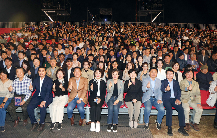 수원특례시의회, 김미경 의장과 시의원들 시민들과 함께 제63회 수원화성문화제 마지막 무대 장식