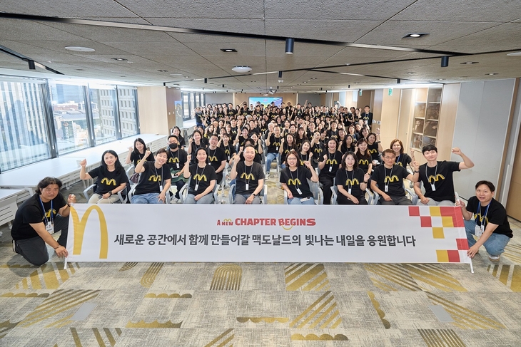 한국맥도날드 임직원들이 12일 신사옥 이전을 기념해 사진촬영을 하고 있다.