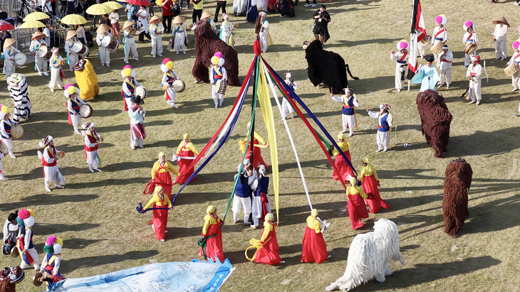 지난 9일부터 10일까지 열린 '제14회 연수 능허대 문화축제'에서 참가자들이 전통 복장을 입고 길놀이와 전통 공연을 펼치고 있다. 제공=연수구