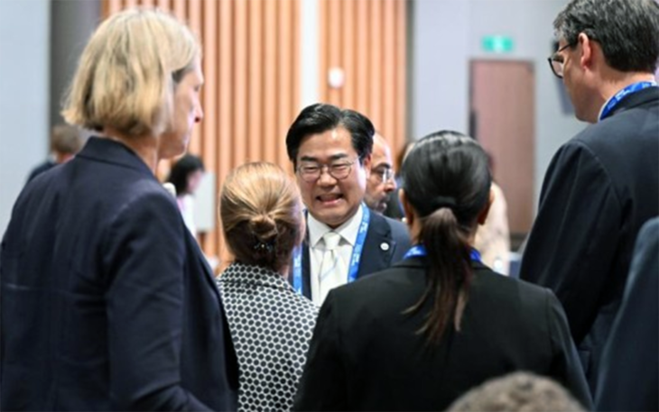 지난 7일 송도 경원재 바이 워커힐에서 열린 '2026 퍼스트 글로벌 챌린지' 리셉션에서 박찬대 인천시장이 외교사절들과 교류하고 있다. 제공=인천시