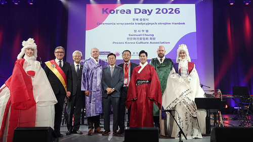 신상진 성남시장이 10월 10일(현지시간) 브로츠와프시에서 열린 '2026 한국의 날 페스티벌'에서 야체크 수트리크 브로츠와프시장 등과 함께 기념사진