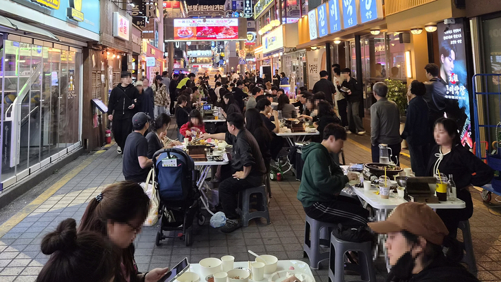 지난 9일부터 10일까지 인천 부평 테마의거리에서 열린 '제4회 부평맥주축제'에서 방문객들이 야외 탁자에 앉아 음식과 맥주를 즐기고 있다. 제공=부
