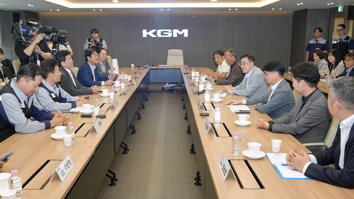 평택시가 지난 8일 KG모빌리티 평택공장에서 최원용 시장과 황기영 대표이사, 노철 노동조합 위원장 등 노사정 관계자들이 참석한 가운데 간담회를 진