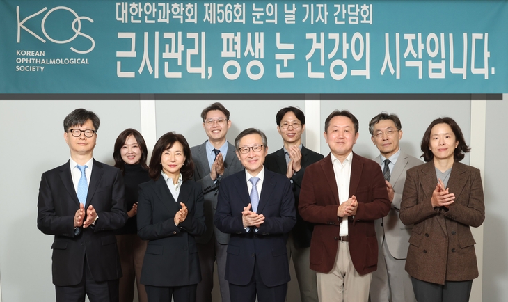 (왼쪽부터) 대한안과학회 고재웅 홍보이사, 정종진 홍보간사, 김태임 총무이사, 정재훈 기획간사, 김찬윤 이사장, 배형원 부총무이사, 유정권 기획이사