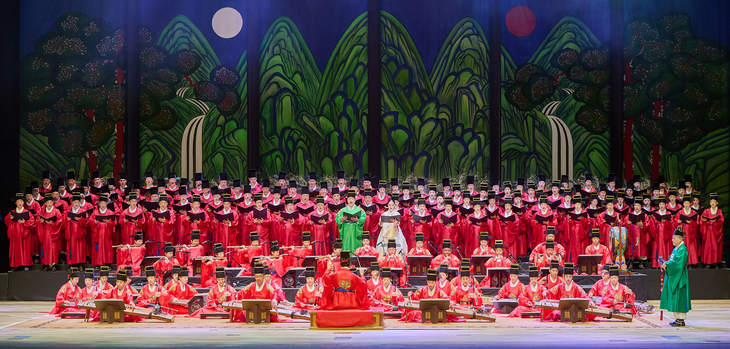 제21회 창신제(創新祭)에서 크라운해태 임직원들이 '수제천 대합창' 공연을 하고 있다. 사진=크라운해태