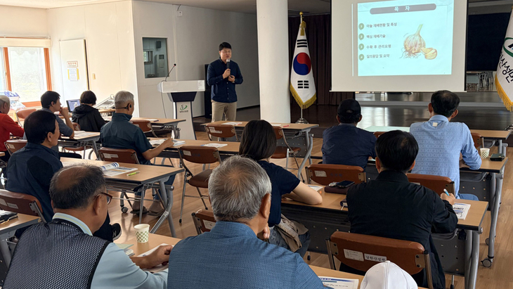광주시농업기술센터가 12일 남한산성면 행정복지센터에서 지역 농업인을 대상으로 마늘 품종별 특성과 재배기술 교육을 진행하고 있다. 제공=광주시