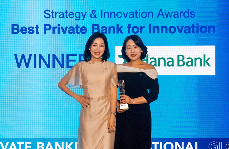 이지혜 Gold PB팀장(왼쪽)과 한영숙 Gold PB부장이 '제36회 글로벌 PB어워드'에서 기념 촬영을 하고 있다.