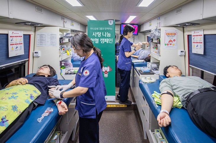 하나금융그룹 명동사옥에서 진행된 헌혈 캠페인에 임직원들이 헌혈에 참여하고 있다.
