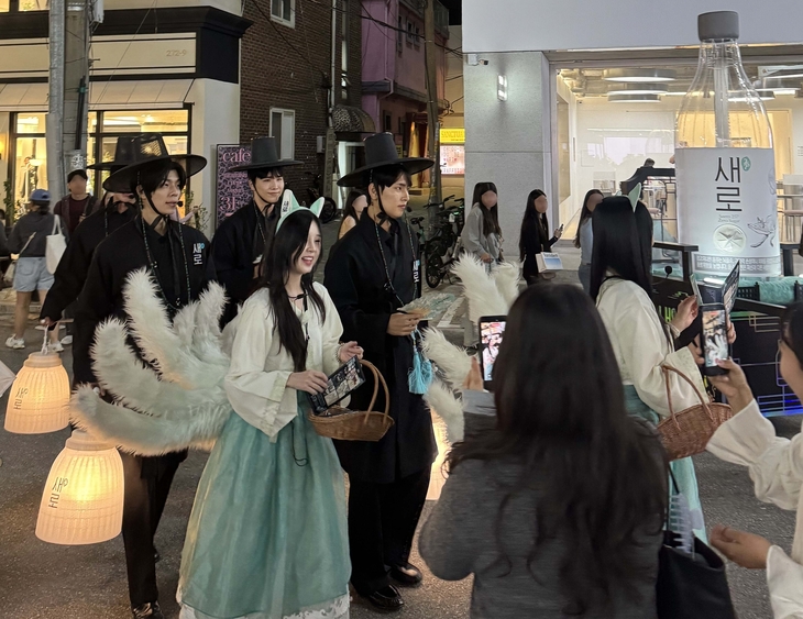 롯데칠성음료 새로 '저승까지 반한 새로' 거리 행사…강남·홍대 등 9곳서 진행