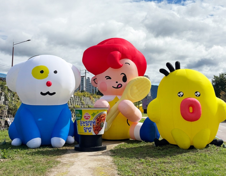 오뚜기가 '2026 춘천 막국수닭갈비 축제'에 참가해 닭갈비 제품 브랜드 부스와 즉석 라면 부스 '해피냠냠 라면가게'를 운영한다.