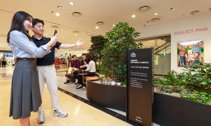 현대백화점 미아점은 국립수목원과 협업해 '어반 보타닉 가든'(Urban Botanic Garden)을 선보인다고 14일 밝혔다.