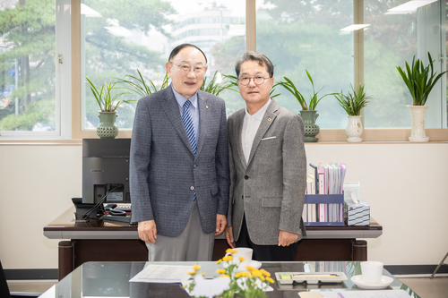 김진희 남양주시의회 의장-윤해원 대한노인회 남양주시지회장(왼쪽)