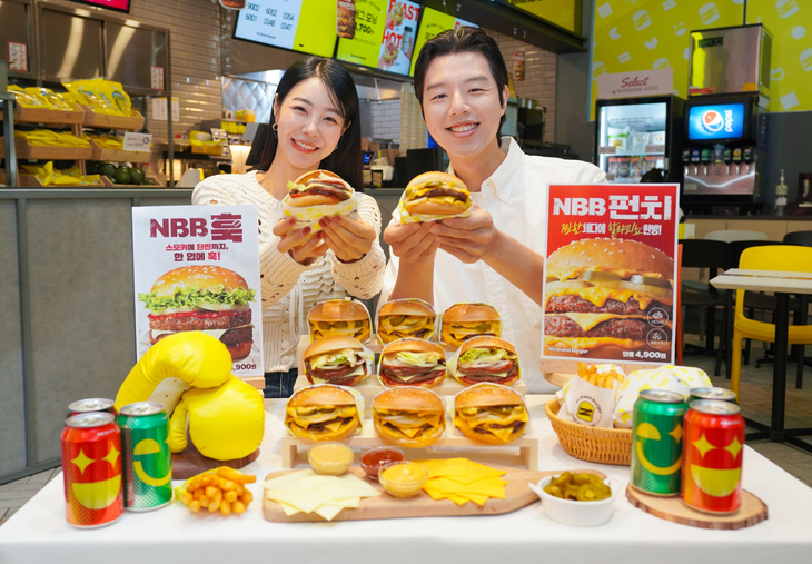 14일 서울 성동구 노브랜드 버거 성수랩점에서 모델들이 3세대 대표 메뉴 'NBB 훅'과 'NBB 펀치'를 소개하고 있다.